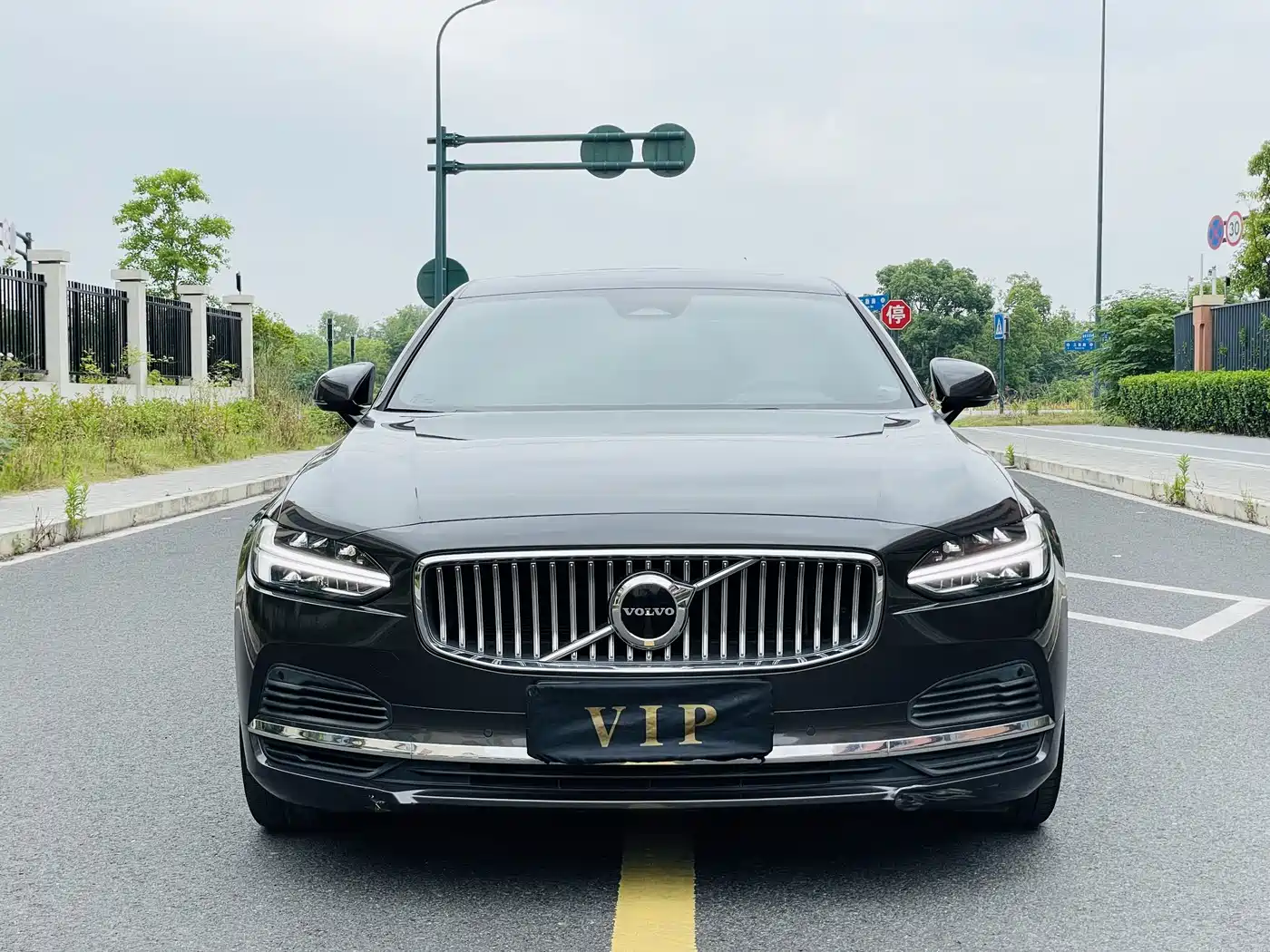 Volvo S90 Plug-in Hybrid 2021 2022 T8 Recharge Plug-in Hybrid Momentum Luxury Edition