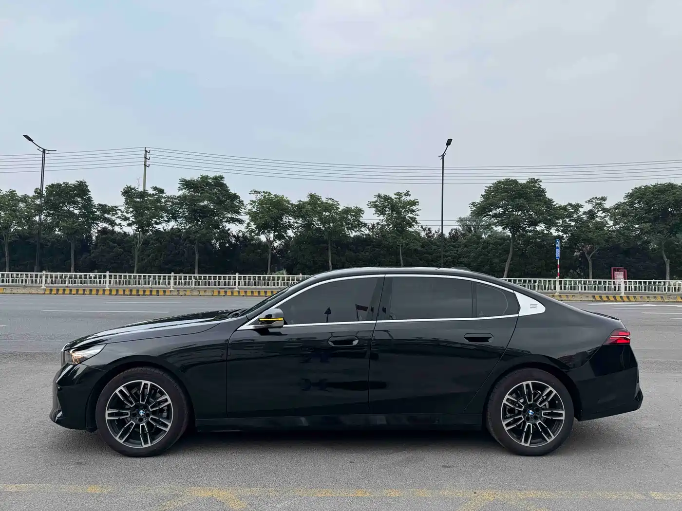 BMW 5 Series 2026 525Li M Sport Package фото 2