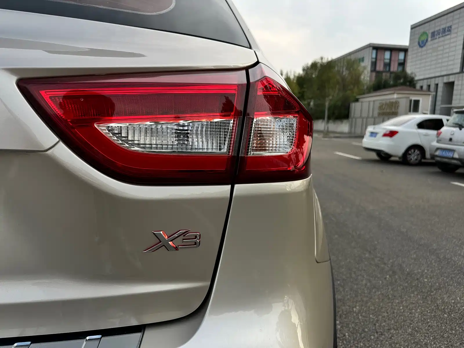 Фото 8 - Geely Vision X3