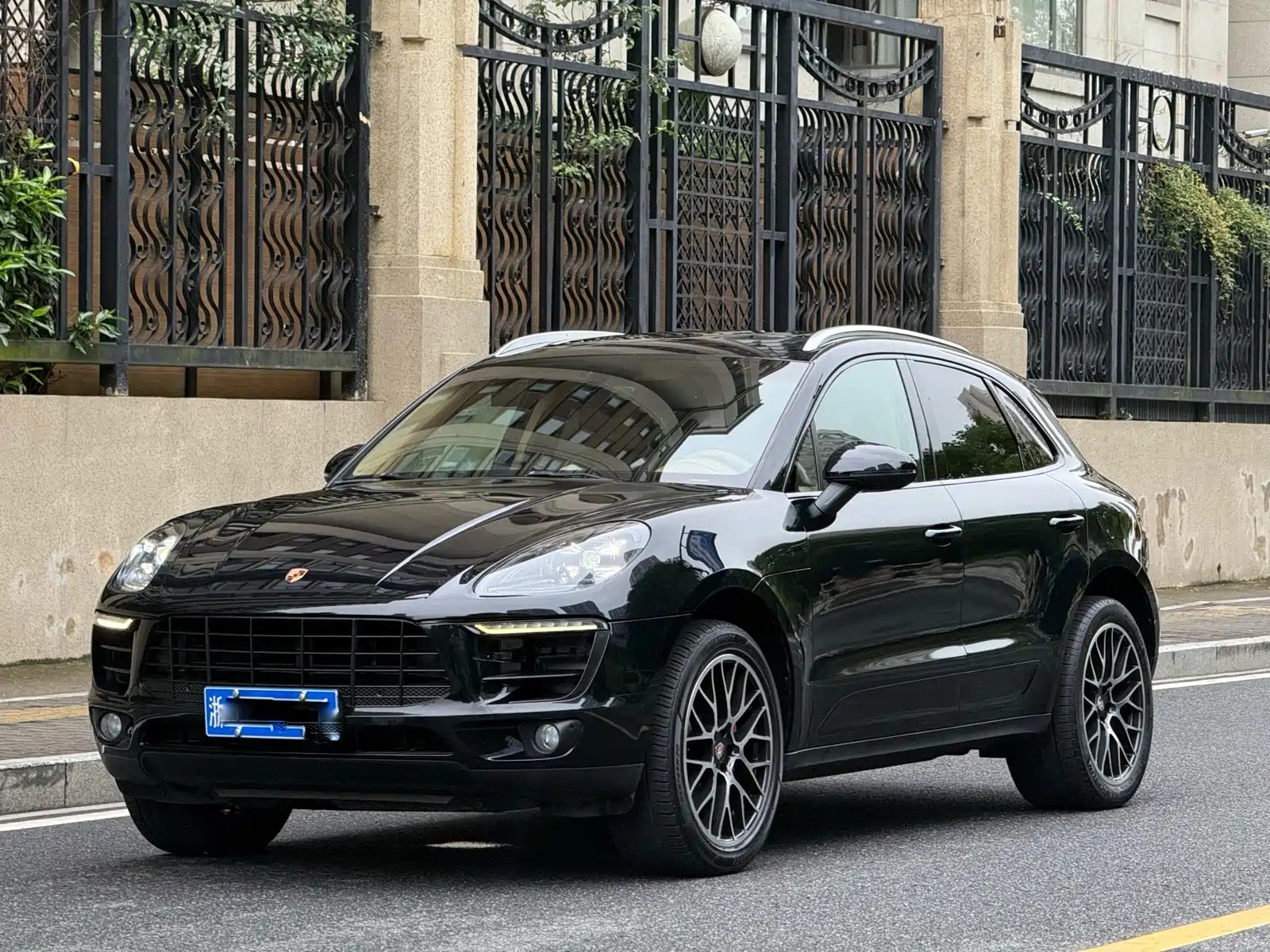 Photo 1 - Porsche Macan