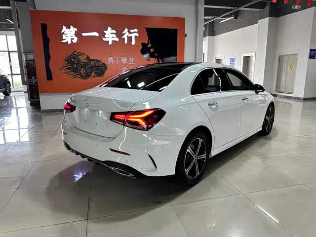 Mercedes-Benz A-Class 2022 Facelift III A 200 L Sport Sedan Fashion — фото 3