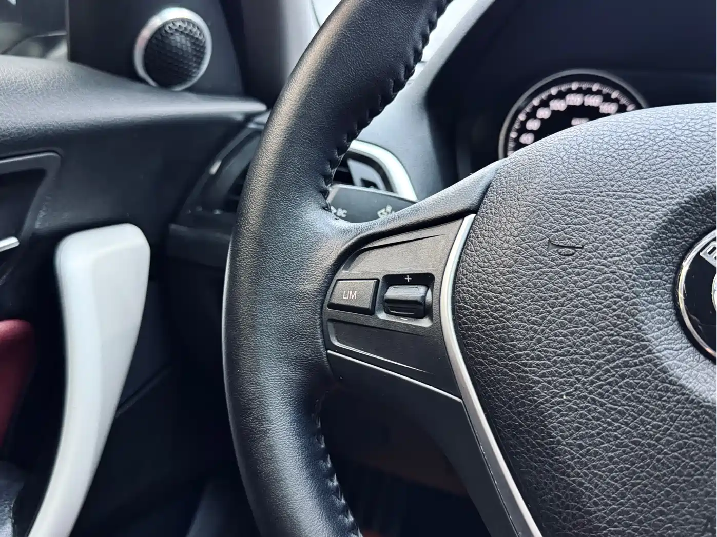 BMW 1 Series (Import) 2018 118i Leading фото 5