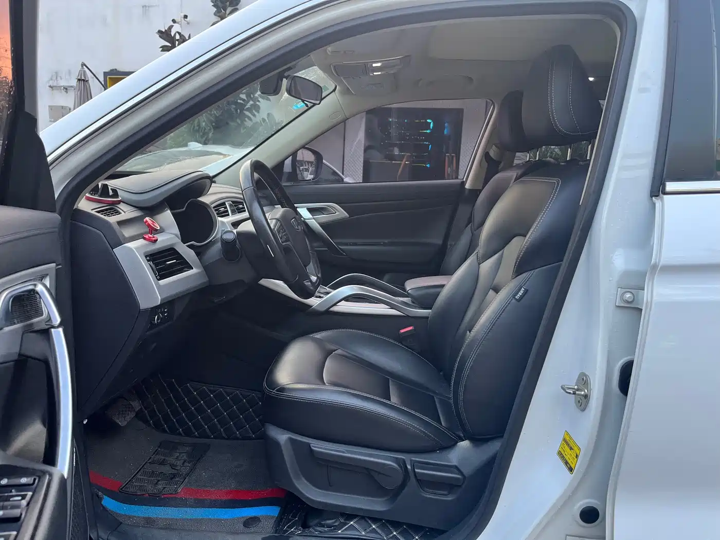 Фото 9 - Geely Atlas