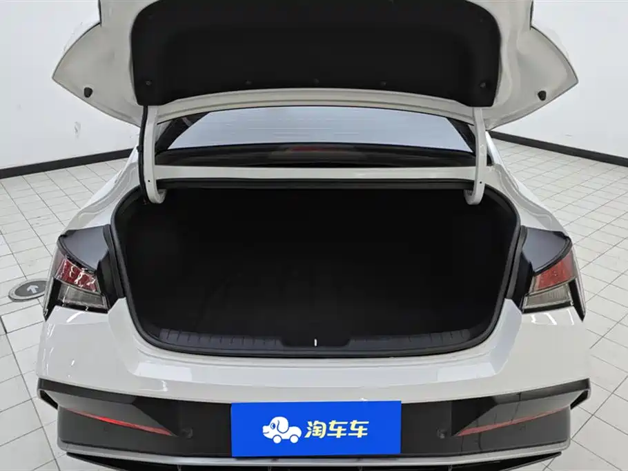 Hyundai Elantra 2023 1.5L CVT GLX Elite Edition фото 4