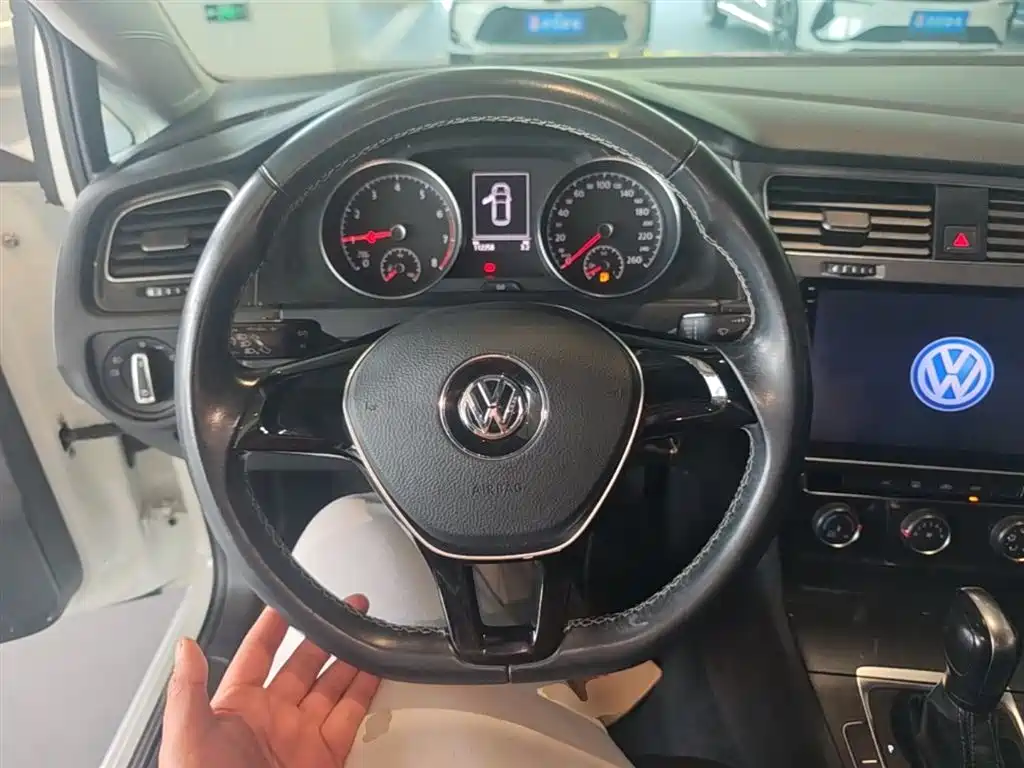 Volkswagen Golf 2017 1.6L Auto Comfort Millionth Edition фото 11
