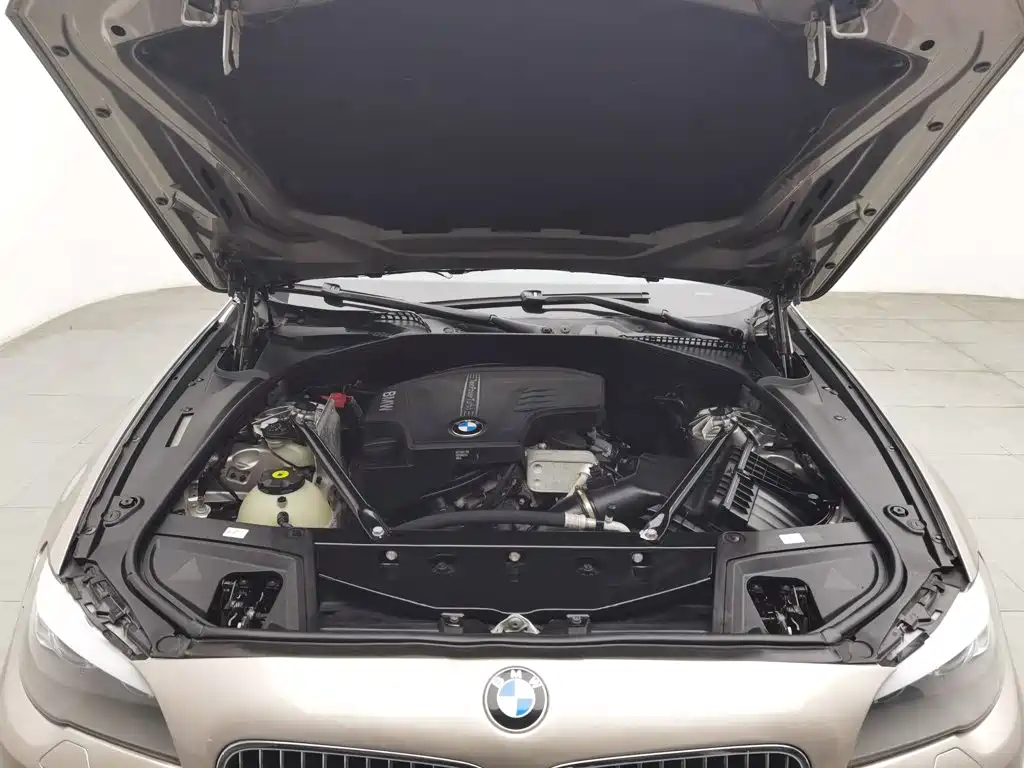 صورة 6 - BMW 5 Series