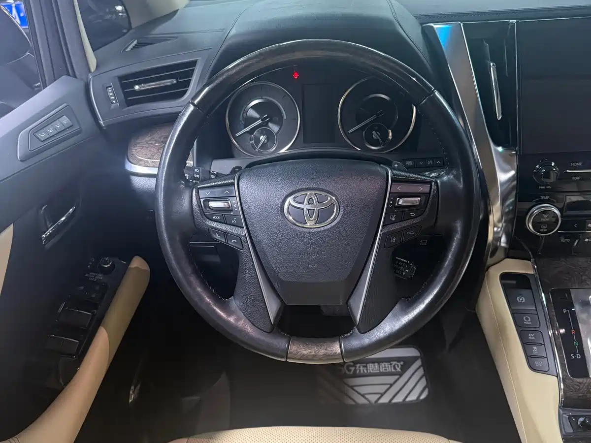 Фото 10 - Toyota Vellfire
