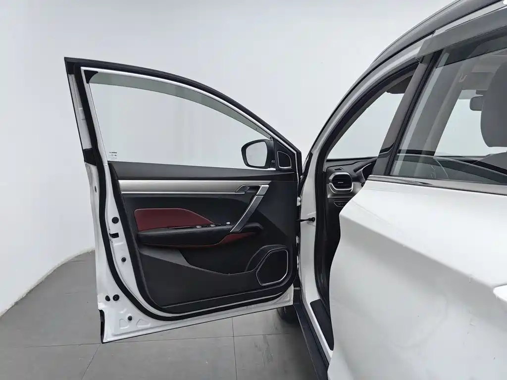 Фото 8 - Geely Binyue