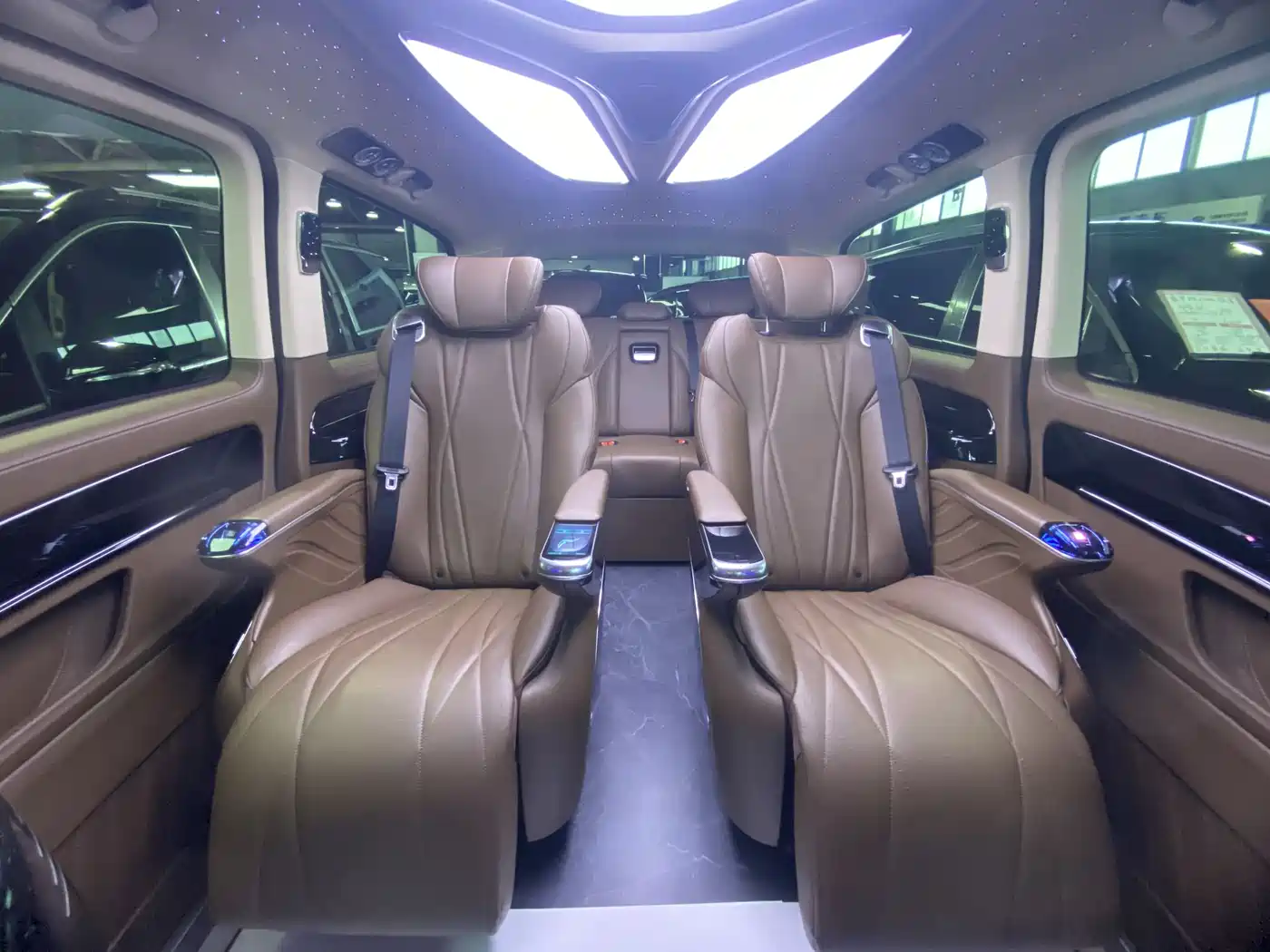 Mercedes-Benz Vito 2024 2.0T Business 7-Seater фото 11