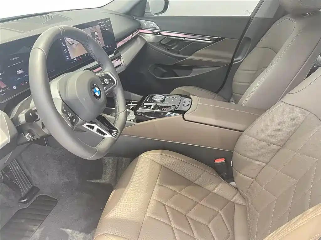 BMW 5 Series 2025 530Li Leading M Sport Package фото 8