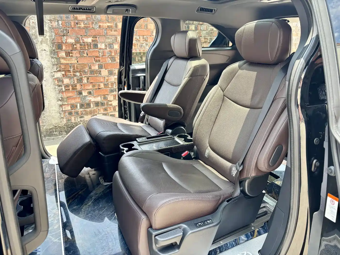 Toyota Granvia 2023 2.5L Hybrid Flagship VIP Edition фото 14