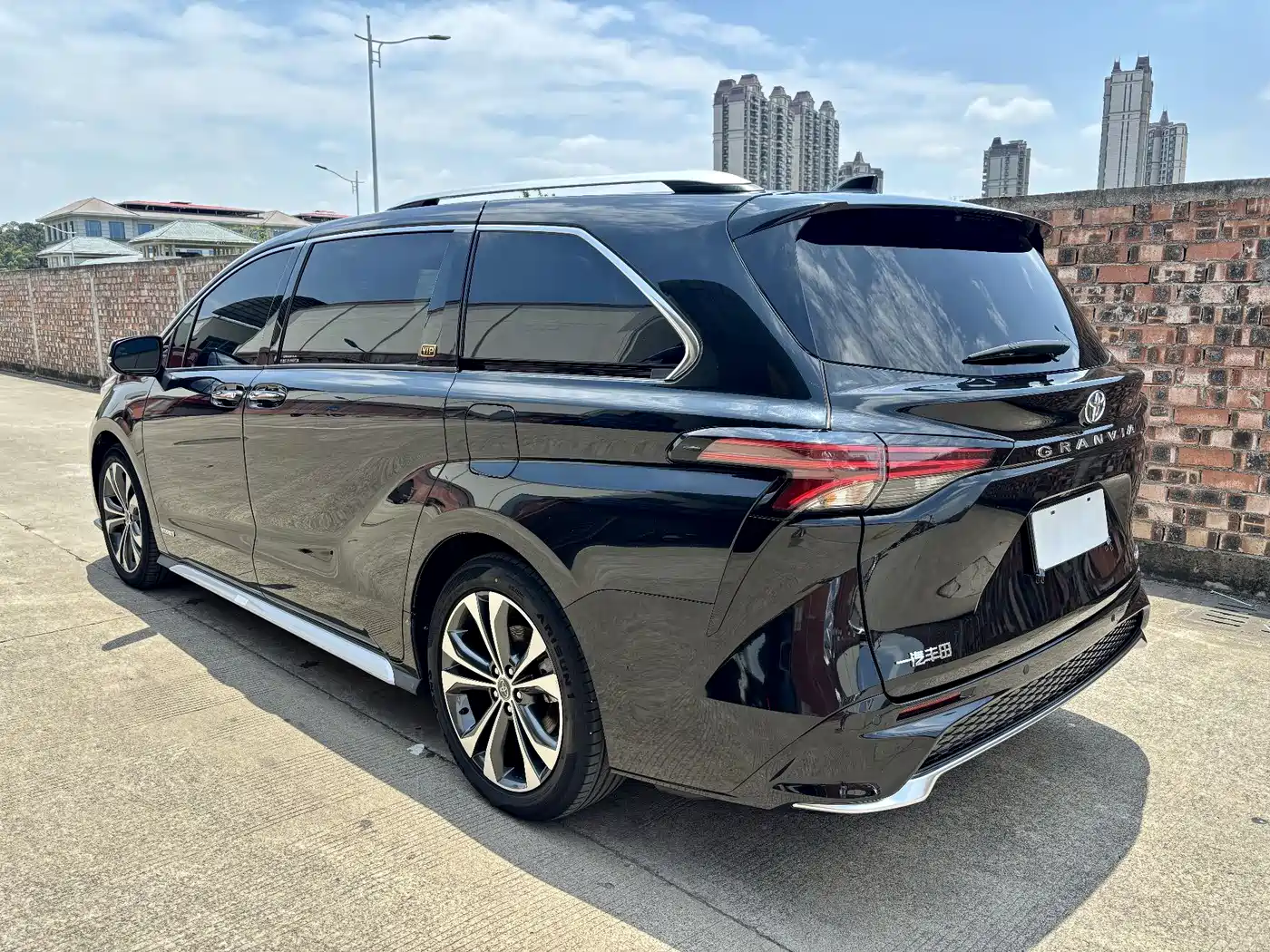 Toyota Granvia 2023 2.5L Hybrid Flagship VIP Edition фото 6