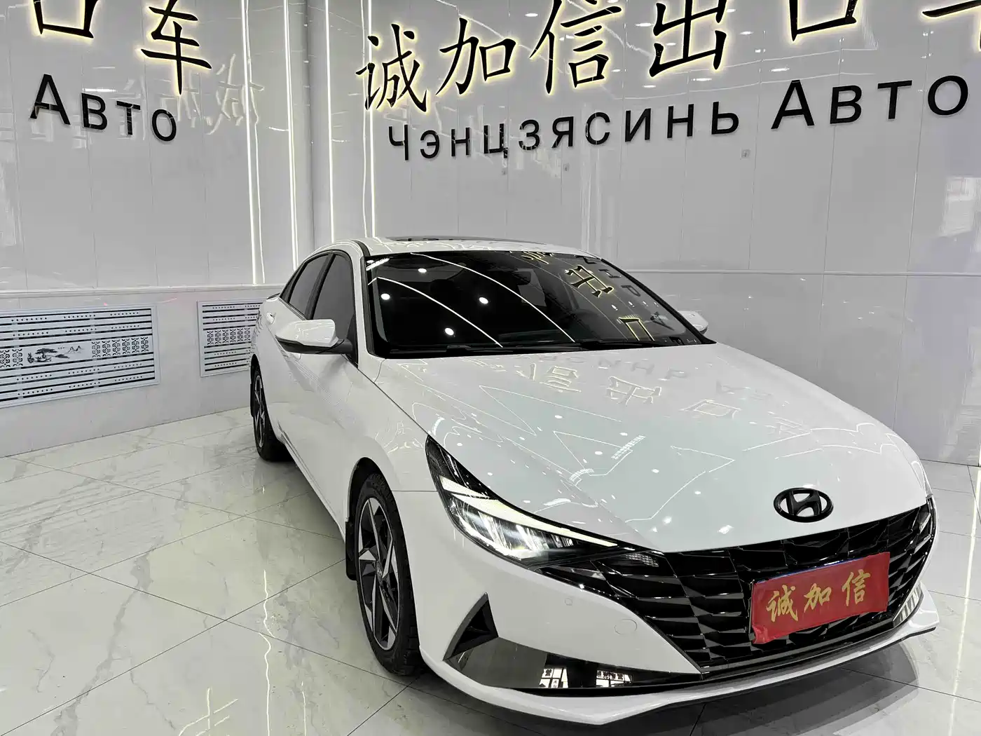 Hyundai Elantra 2022 1.5L CVT LUX Premium Edition фото 3