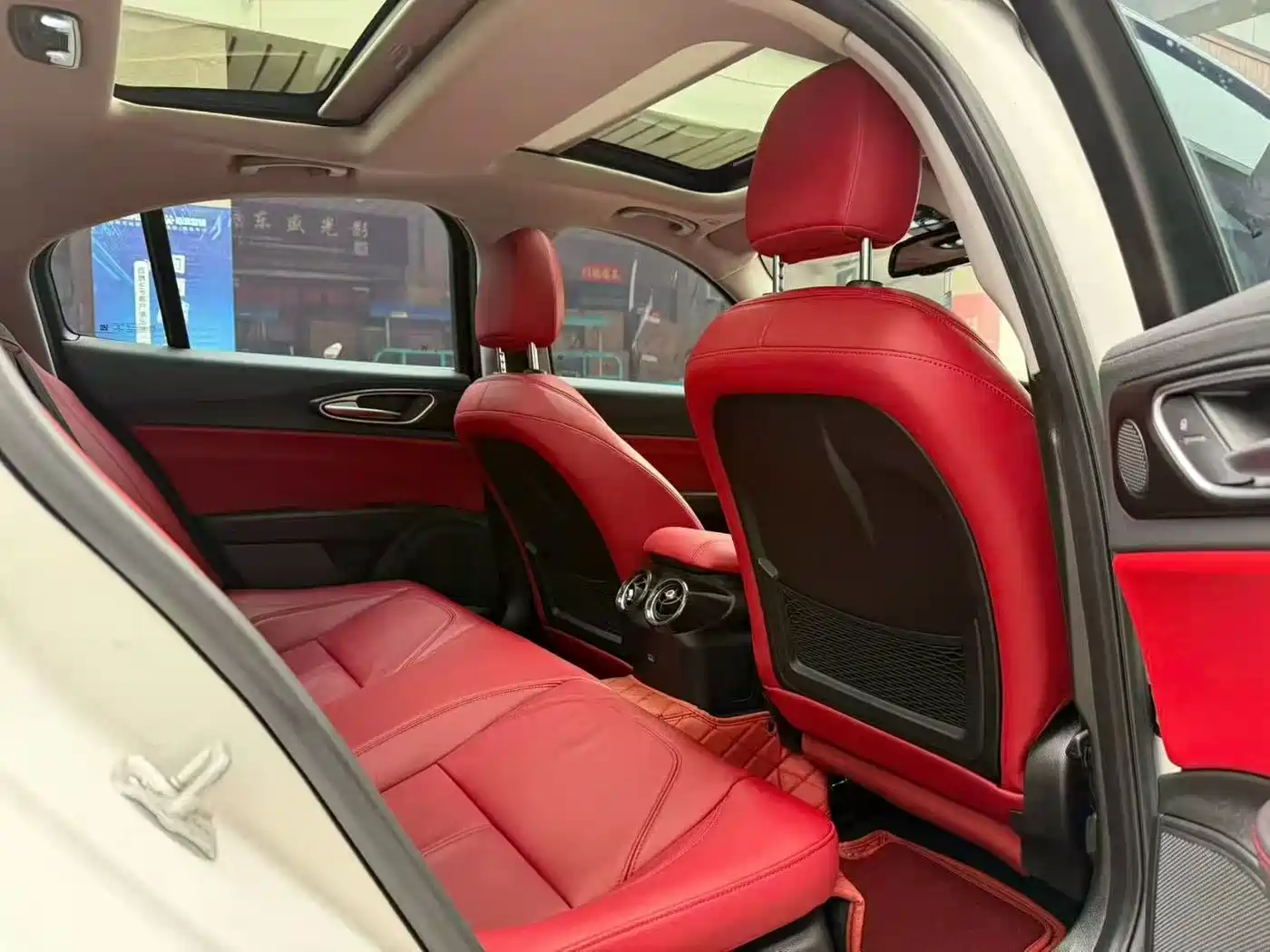 Alfa Romeo Giulia 2018 2.0T 200HP Luxury Carbon Fiber Limited Edition фото 5