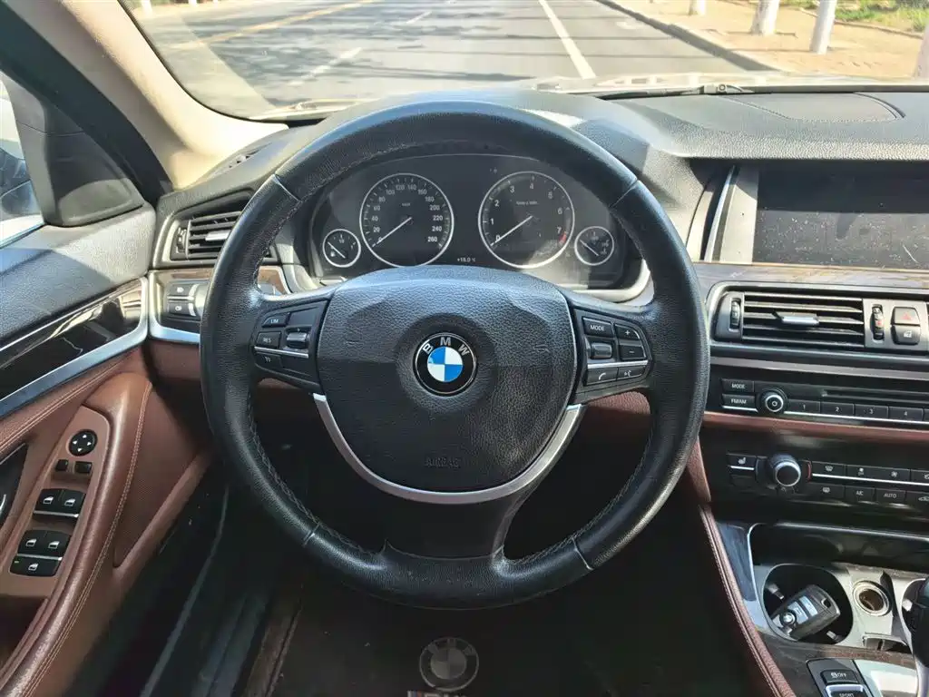 BMW 5 Series 2014 525Li Leading фото 3