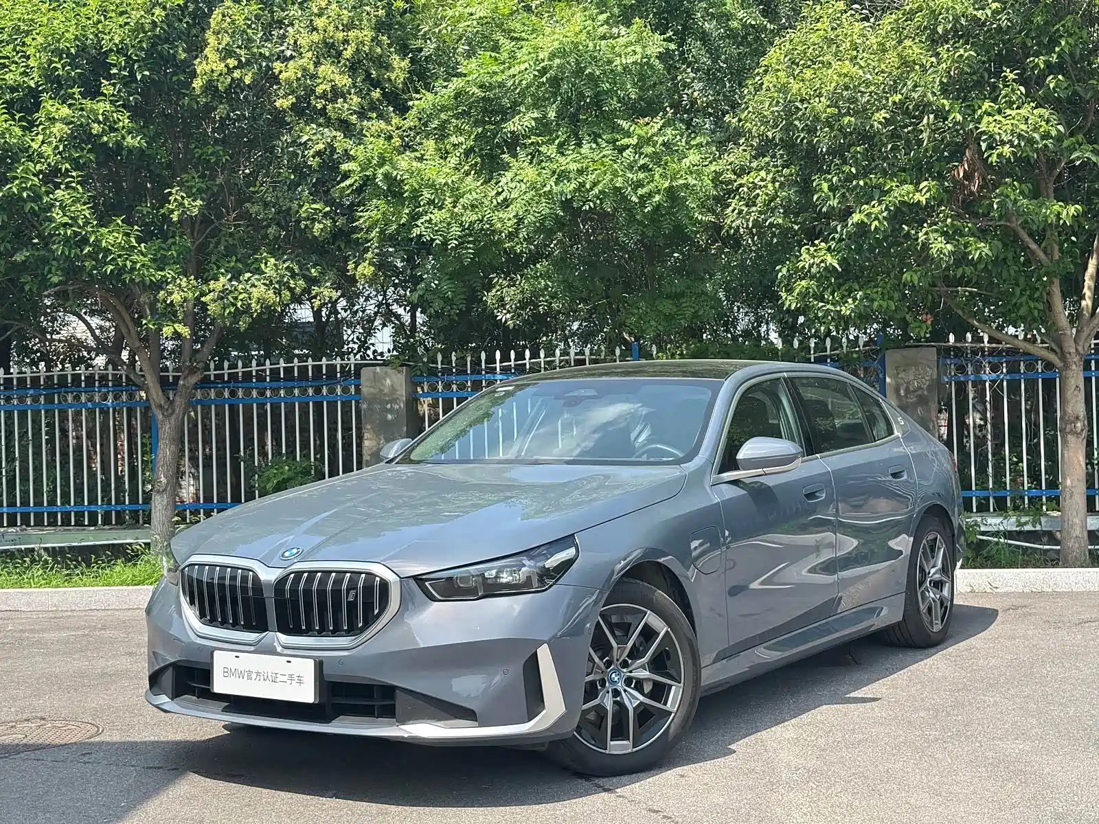 Photo 1 - BMW i5