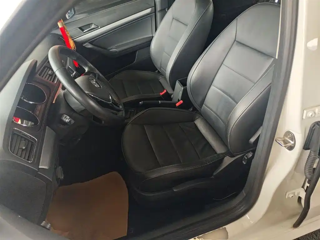 Volkswagen Lavida Tour 2015 1.6L Automatic Comfort Edition фото 15