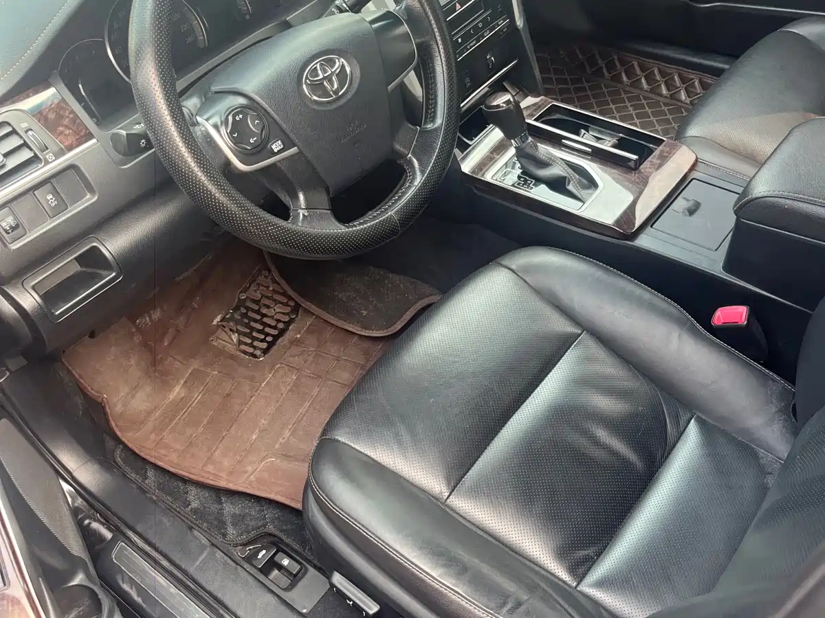 Toyota Camry 2016 2.0G 10th Anniversary Leading Edition фото 4