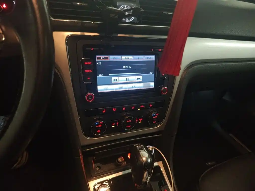 Volkswagen Passat 2014 2.0TSI DSG Executive Edition фото 6