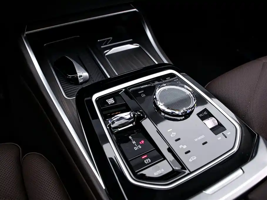 BMW 7 Series 2026 740Li Leading M Sport Package фото 9