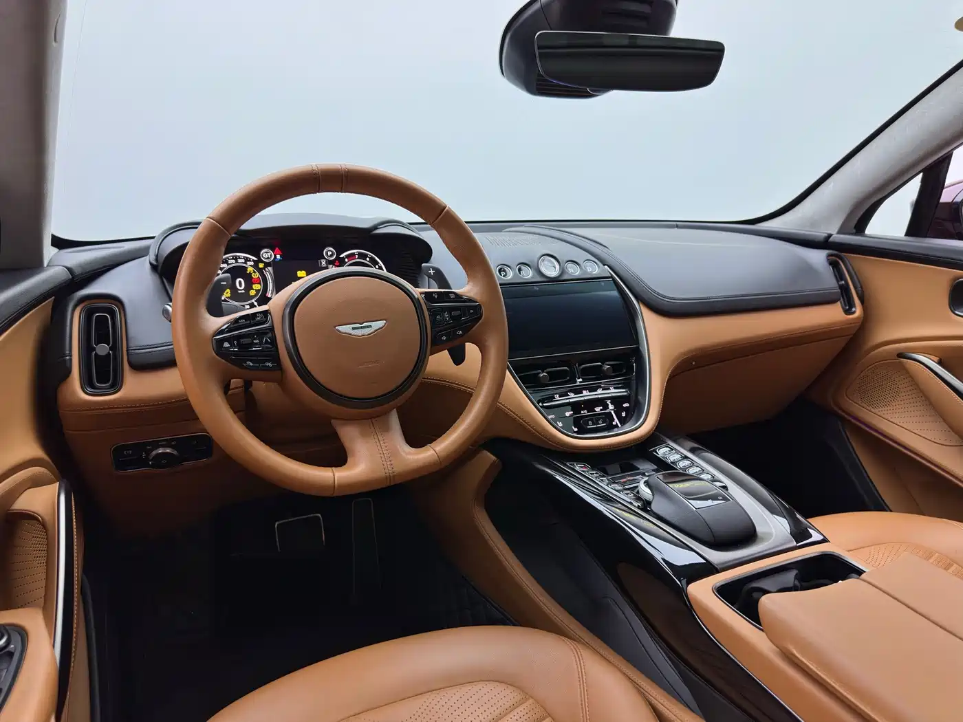 Фото 15 - Aston Martin DBX
