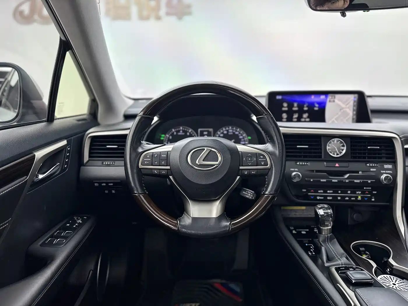 Фото 8 - Lexus RX