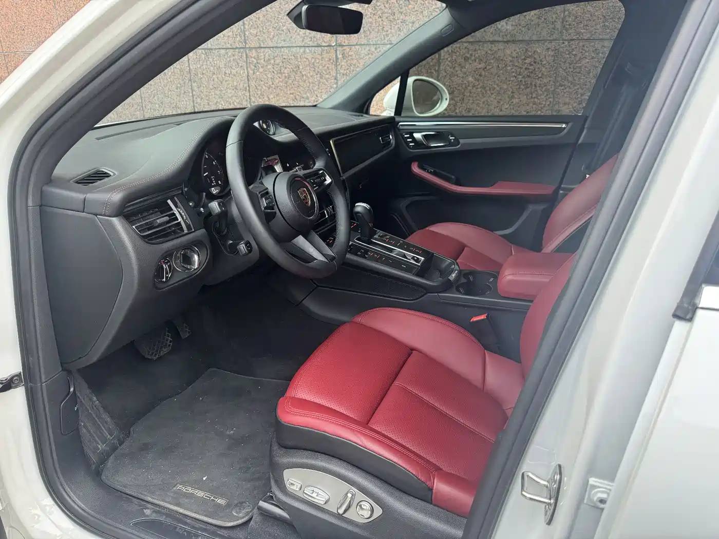 PORSCHE MACAN