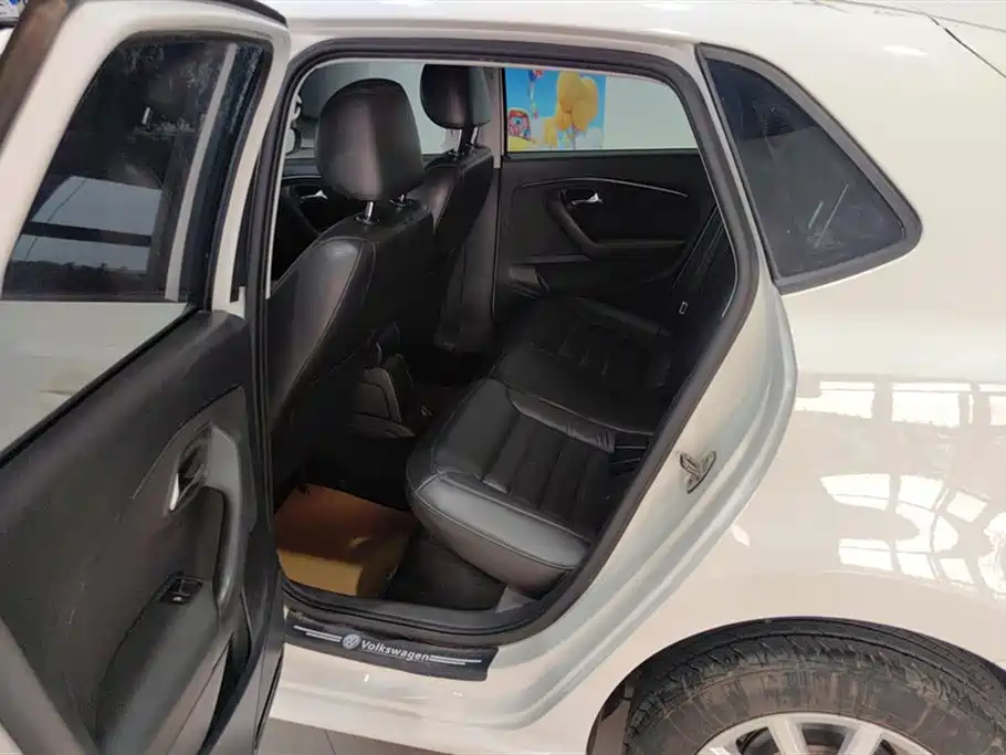 Volkswagen Polo 2016 1.6L Automatic Luxury фото 11