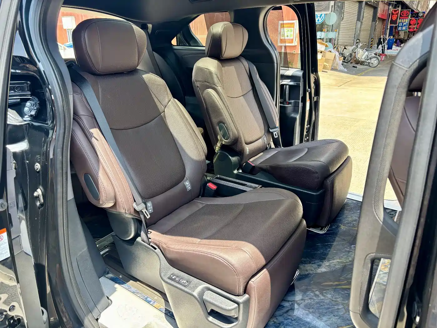 Toyota Granvia 2023 2.5L Hybrid Flagship VIP Edition фото 12