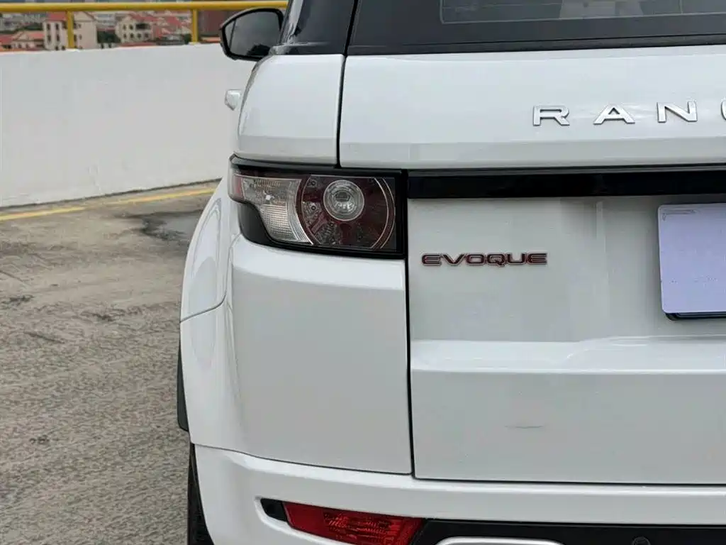 Land Rover Range Rover Evoque 2015 2.0T 5-Door Dynamic Edition фото 10