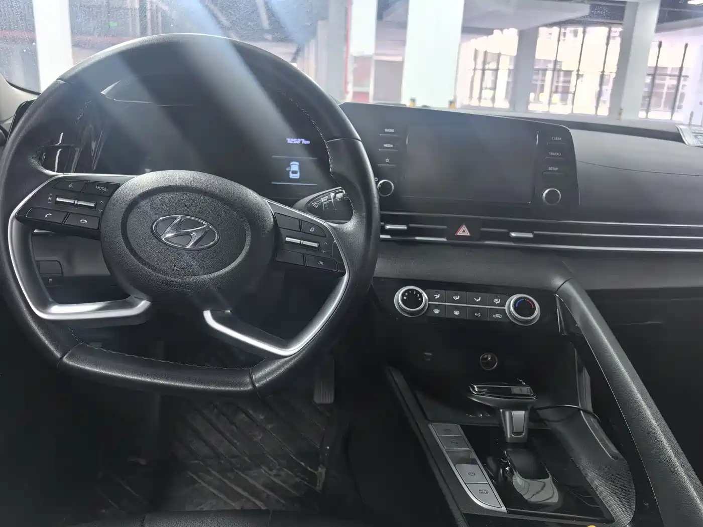 Hyundai Elantra 2022 1.5L CVT LUX Premium Edition фото 6