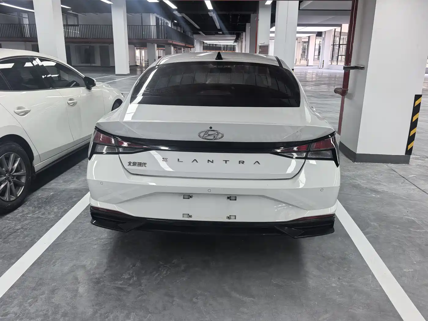 Hyundai Elantra 2022 1.5L CVT LUX Premium Edition фото 15