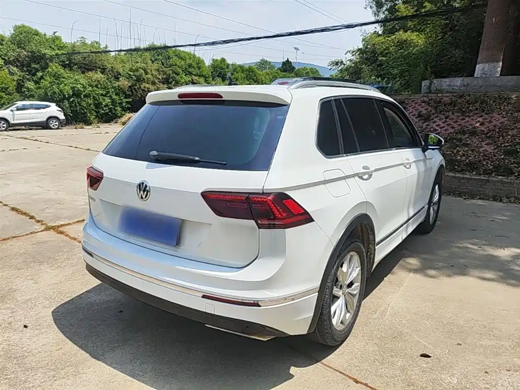 VOLKSWAGEN TIGUAN