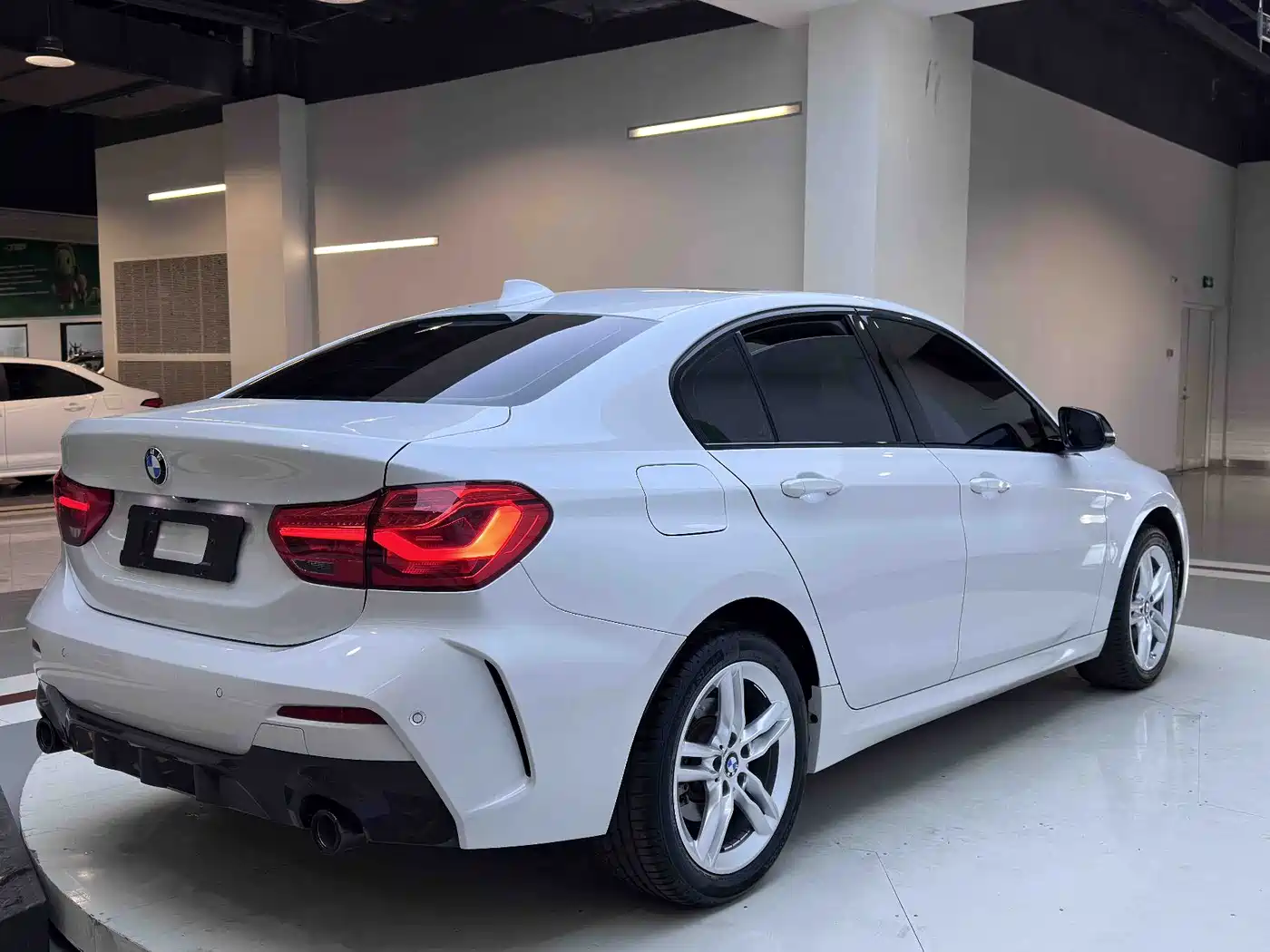 BMW 1 Series 2021 120i M Sport Shadow Edition фото 7