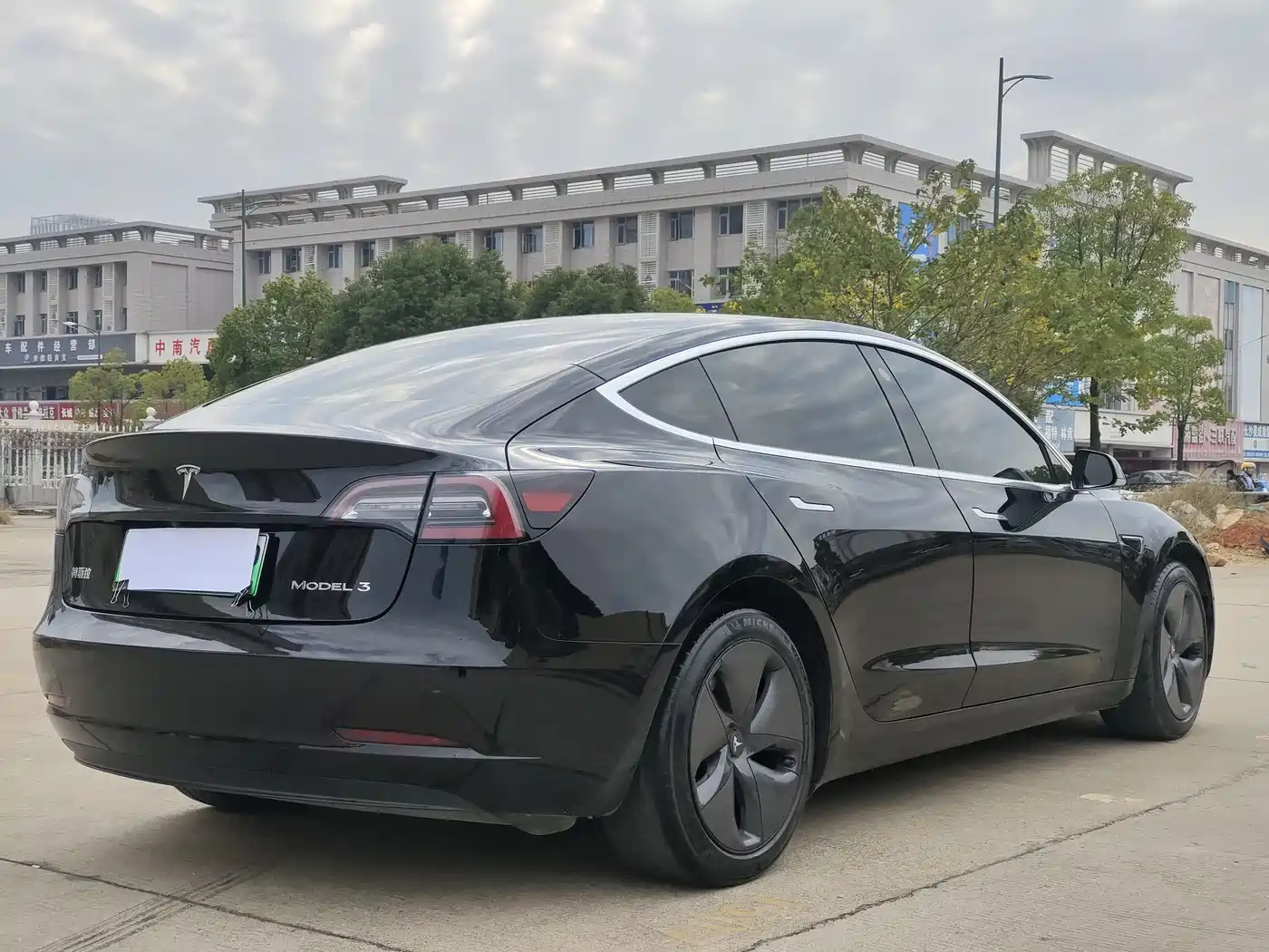 TESLA MODEL 3