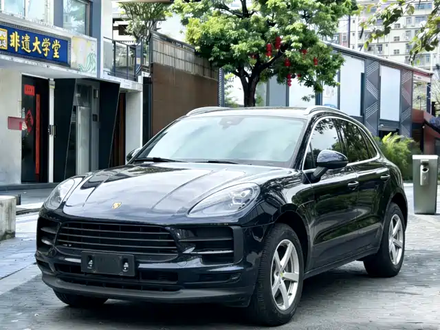 PORSCHE MACAN