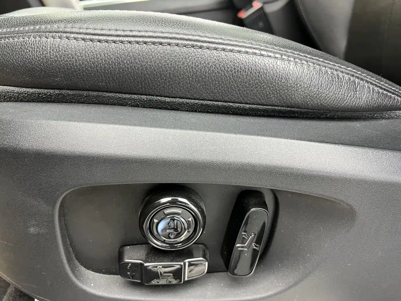 Land Rover Discovery Sport 2018 240PS SE Edition фото 13