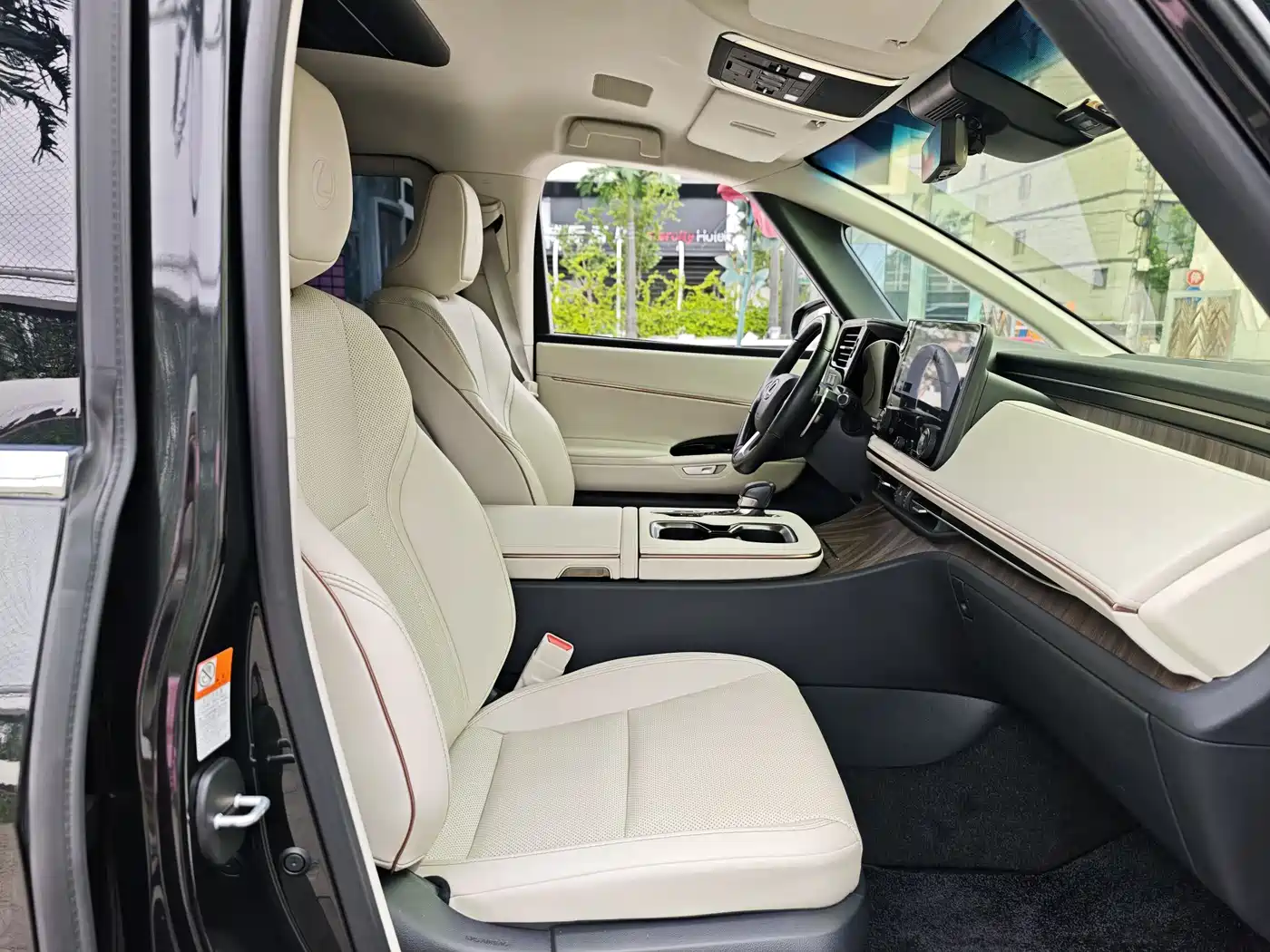 Lexus LM 2023 500h 6-Seater Prestige Edition фото 13