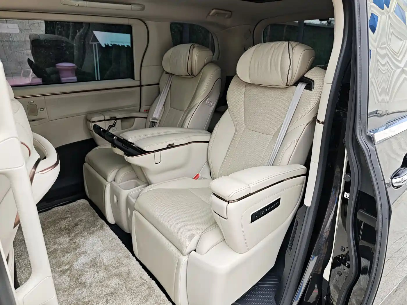Lexus LM 2023 500h 6-Seater Prestige Edition фото 16