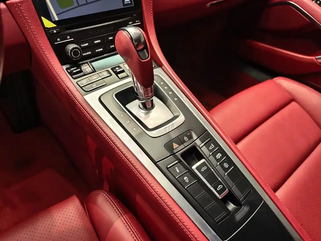 PORSCHE 718