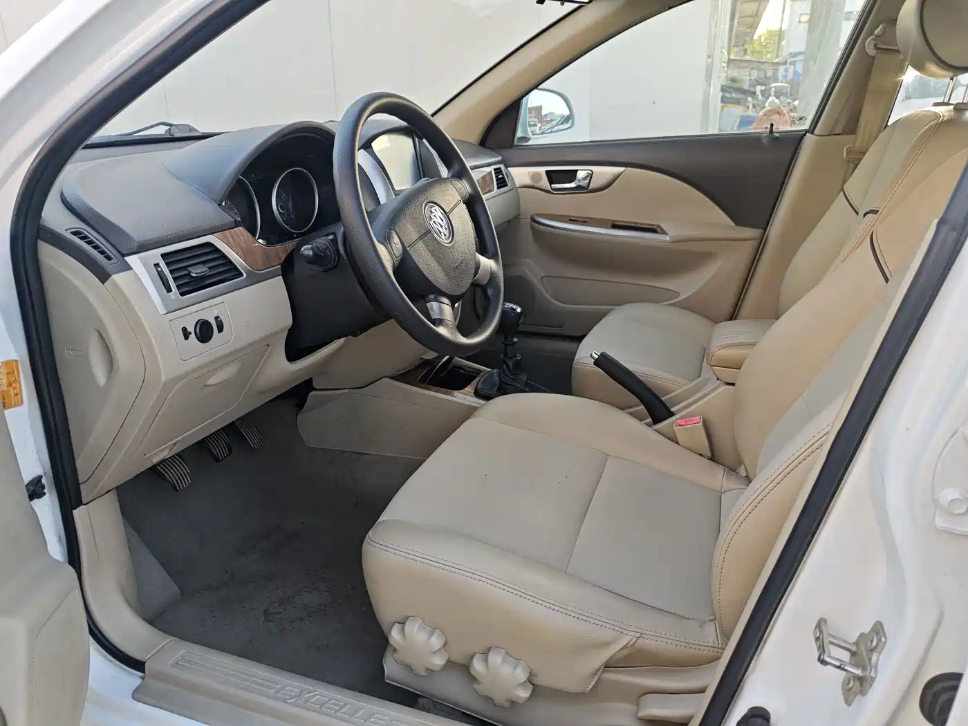 Buick Excelle 2015 1.5L Manual Classic фото 4