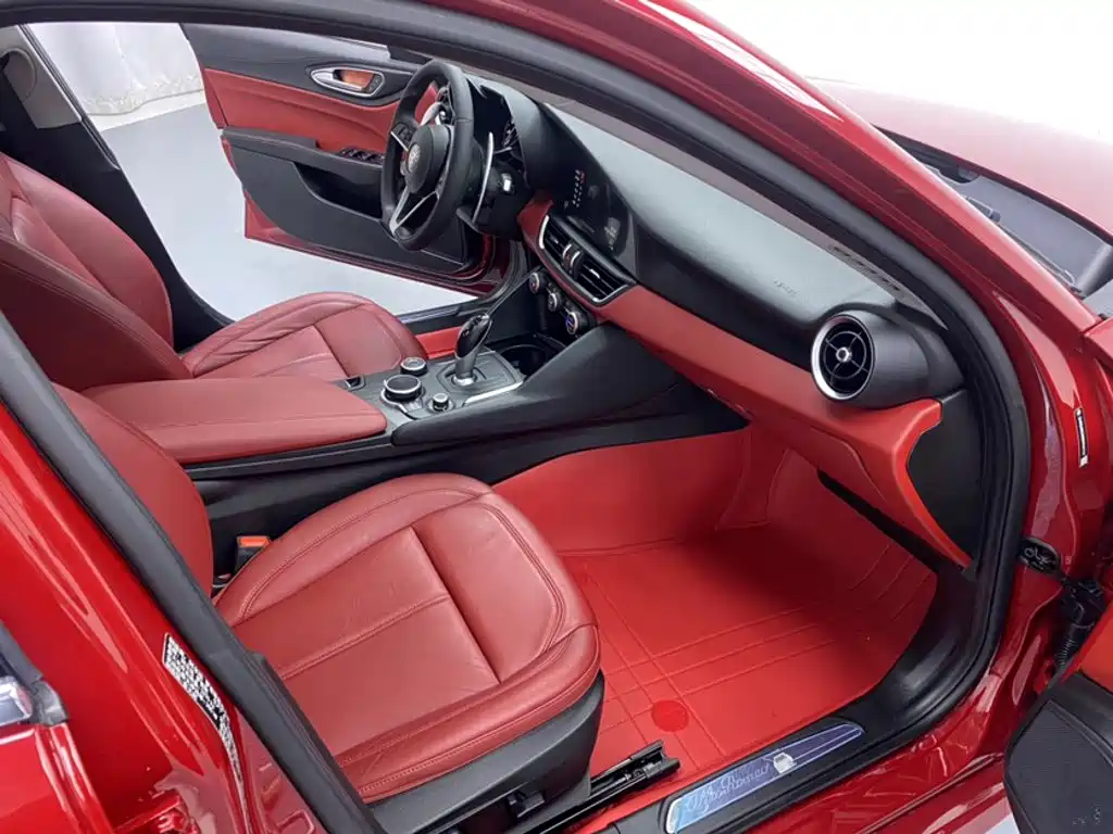 Alfa Romeo Giulia 2018 2017 2.0T 280HP Luxury Edition