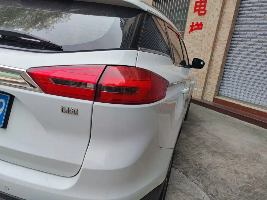 Фото 24 - Geely Atlas