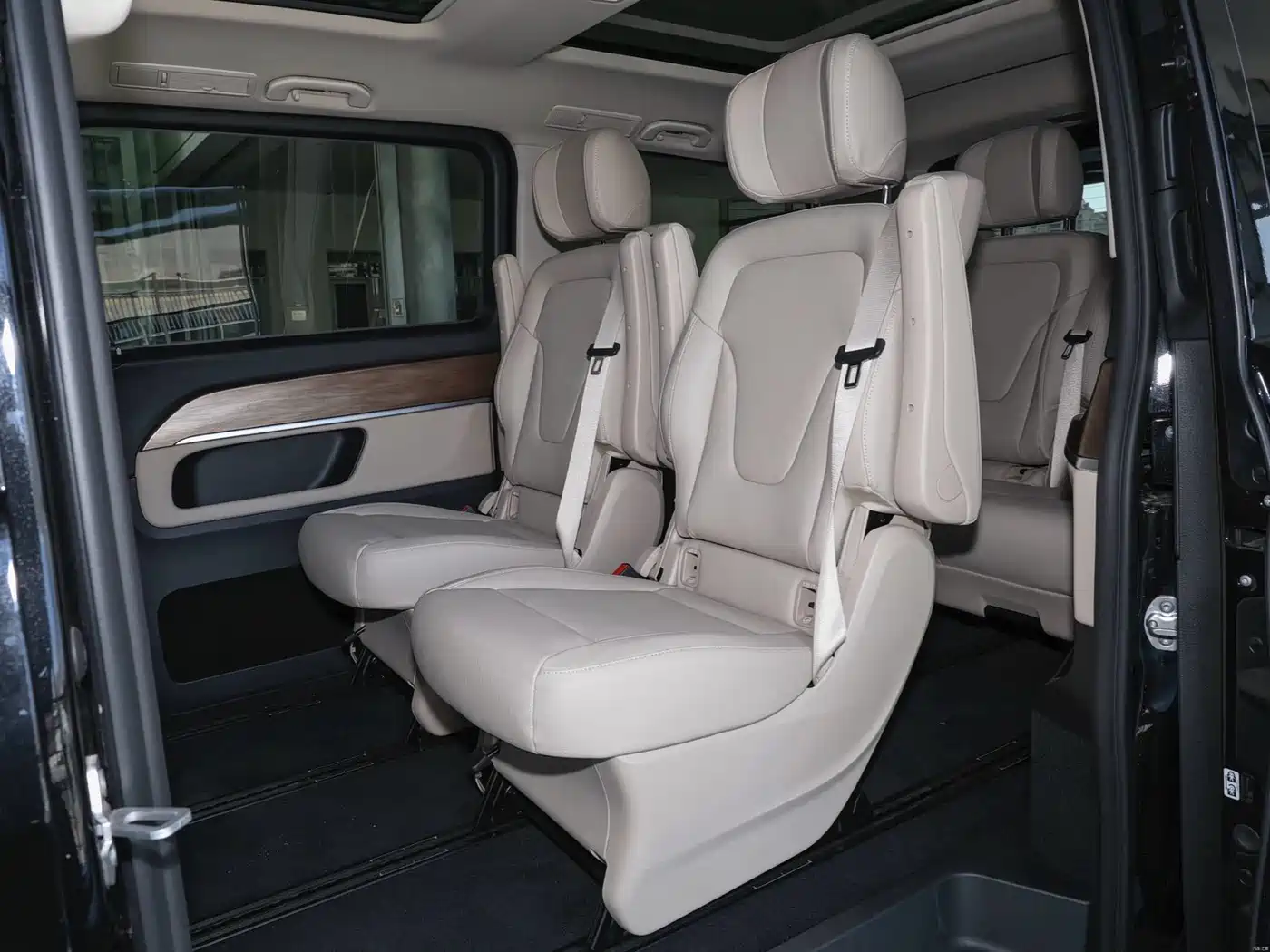 Mercedes-Benz V-Class 2024 V 300 Pilot Edition фото 7