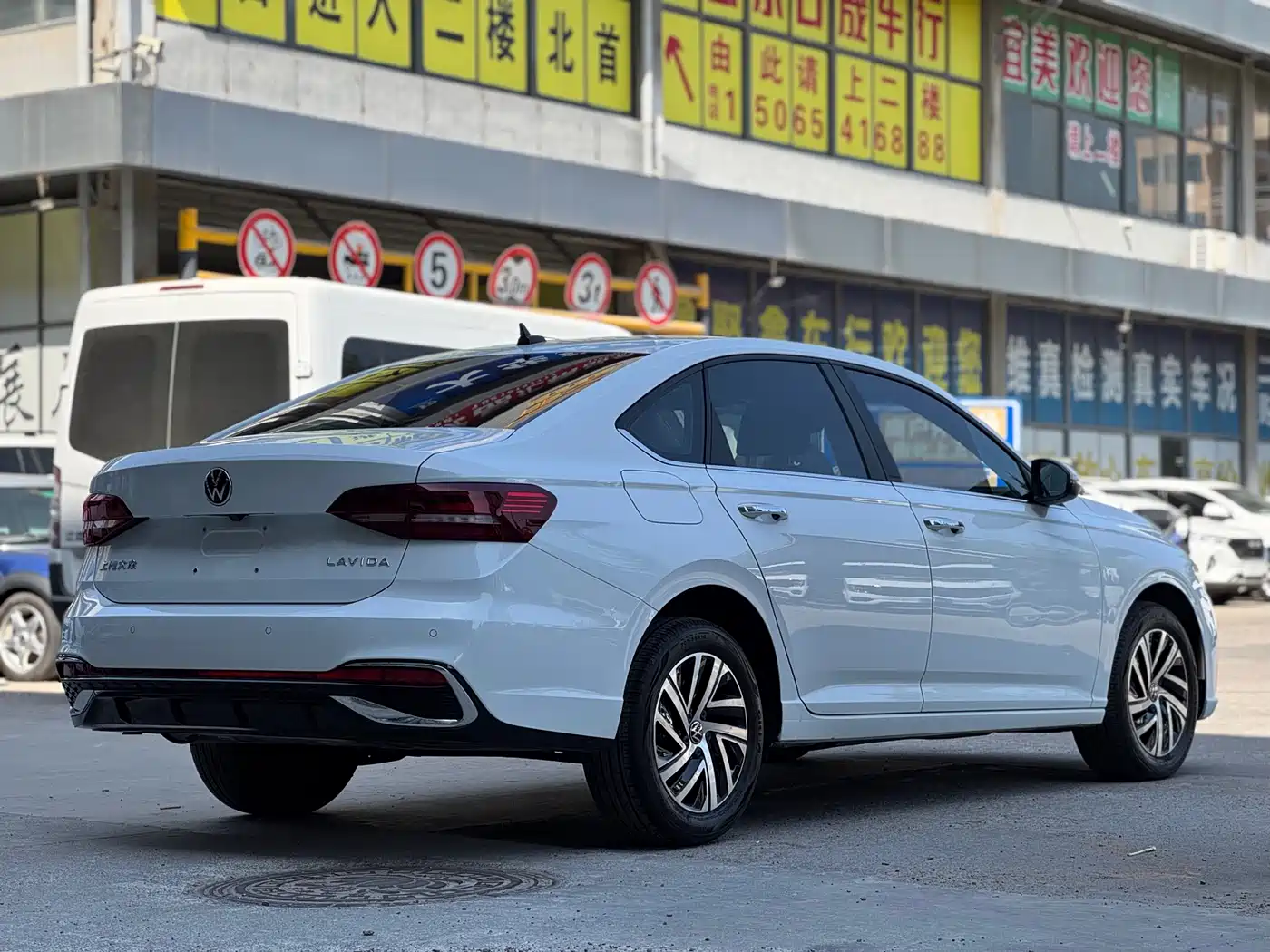 Volkswagen Lavida 2024 Model 1.5L Automatic Starlight 5 Million Edition фото 8