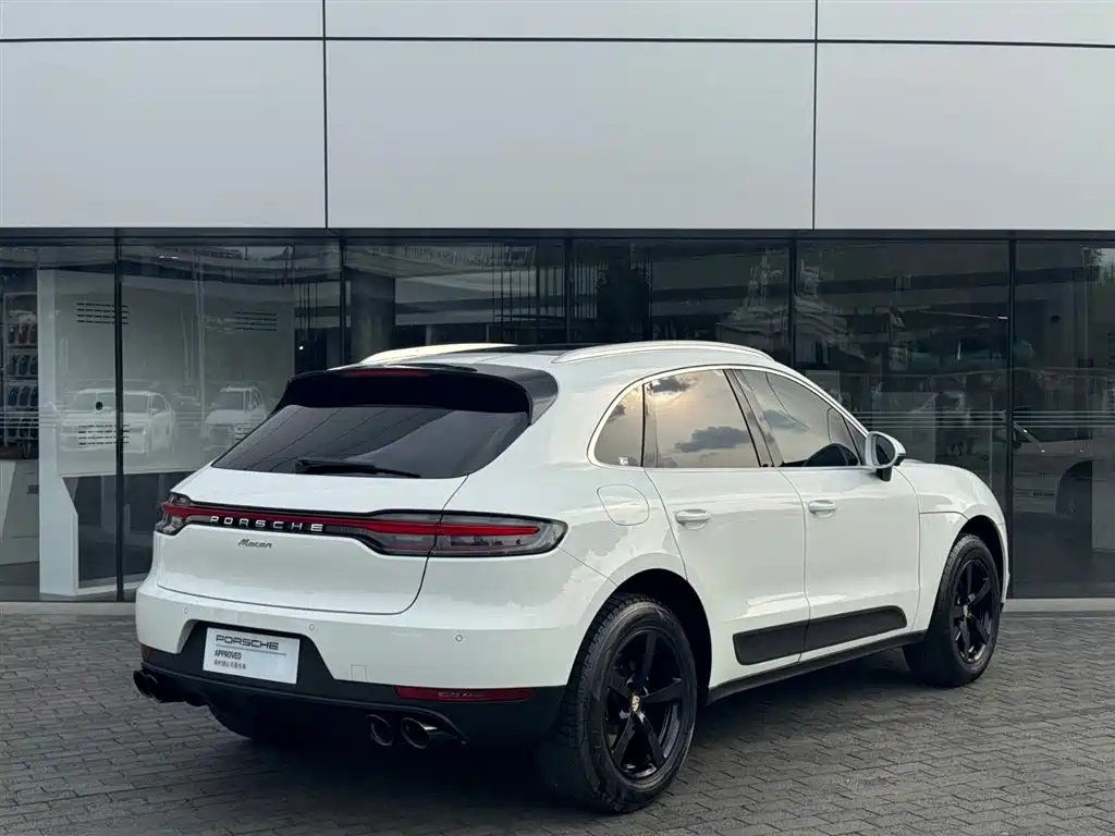 PORSCHE MACAN