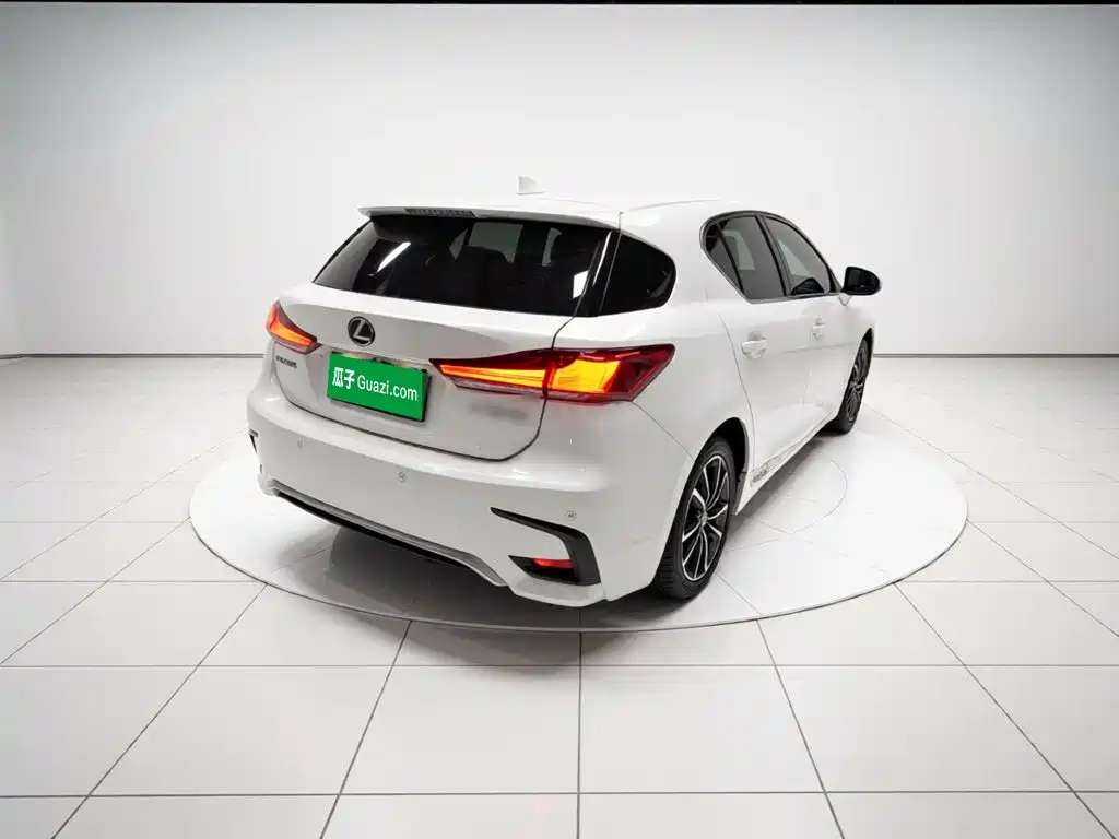 Фото 7 - Lexus CT