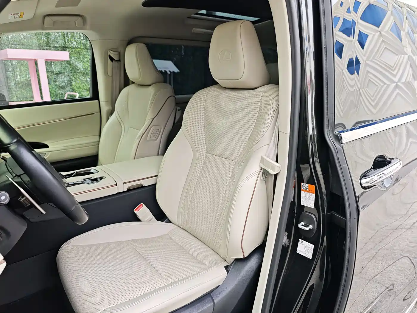 Lexus LM 2023 500h 6-Seater Prestige Edition фото 11