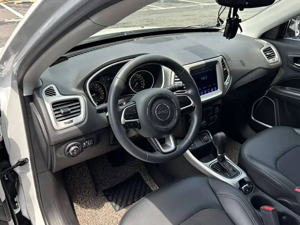 Фото 12 - Jeep Compass