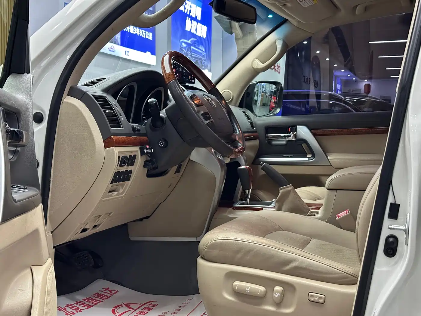 Toyota Land Cruiser 2012 4.6L Automatic VX-R фото 7